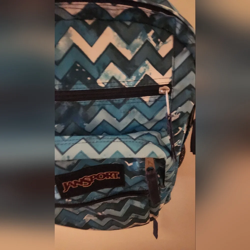 Jansport Blue and White Chevron Backpack LARGE Lap Top Sleeve PERFECT CONDITION!